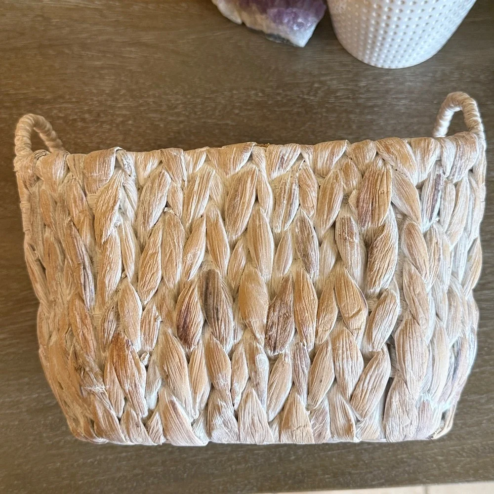 Handwoven Natural Seagrass Storage Basket - Whitewashed Tan🐚